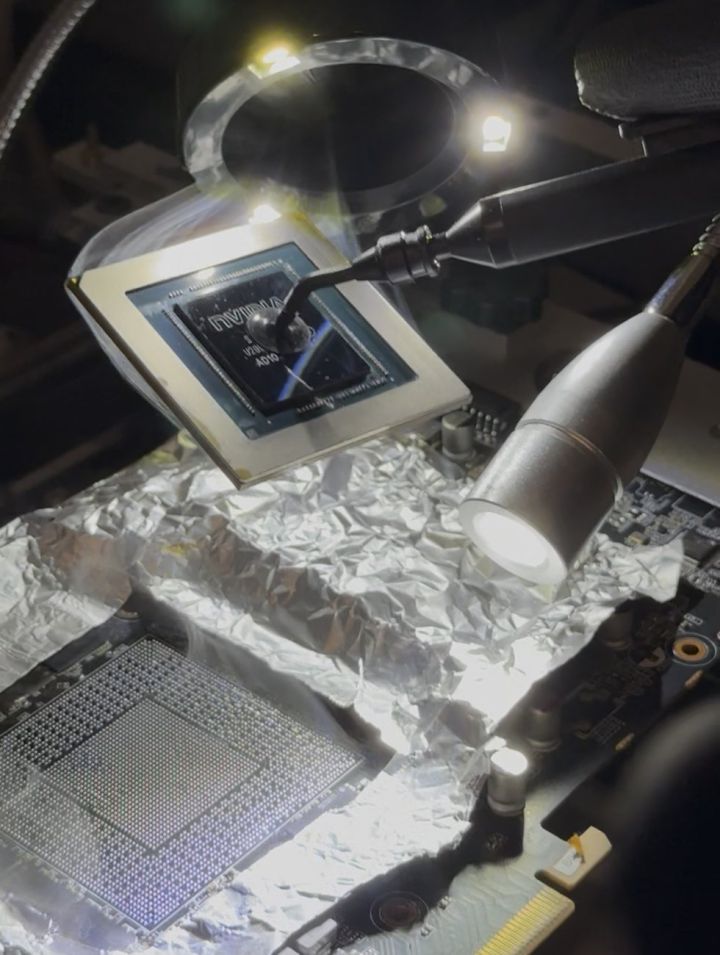 Reballing di una scheda video NVIDIA sul banco del nostro laboratorio di riparazione a Roma
